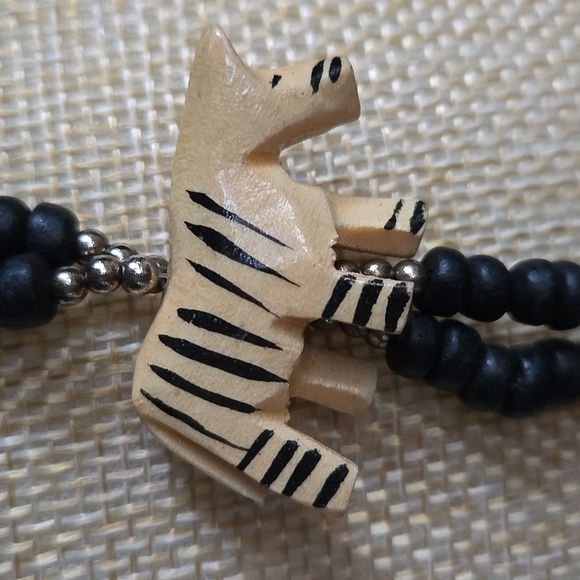 Vintage Necklace. Black Wooden Beads, Safari Animals. Excellent Condition. - Picture 7 of 10